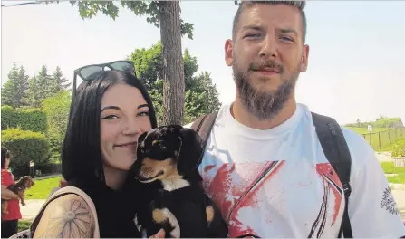  ?? GORD HOWARD THE NIAGARA FALLS REVIEW ?? Jamie and Dale Born, of Niagara Falls, with their racing wiener dog Winston.