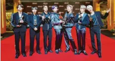  ?? Foto: YNA, dpa ?? Die Mitglieder der K‰Pop‰Boygroup BTS posieren mit ihren Preisen. Die Band hat Fans auf der ganzen Welt.