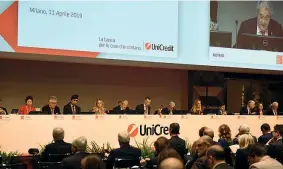  ??  ?? Soci L’assemblea di Unicredit. Al centro il presidente Fabrizio Saccomanni e il ceo Pierre Mustier