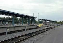  ?? ?? A view of the cleaning and stabling sidings looking south from the servicing shed towards the single road AVIS building, just visible in the distance.