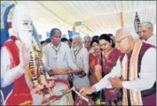  ?? MANOJ DHAKA/HT ?? Haryana CM Manohar Lal Khattar lighting a lamp at Sant Kabir Das Jayanti celebratio­ns in Rohtak on Sunday.