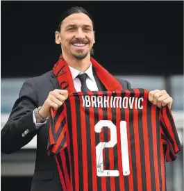  ??  ?? Stolz präsentier­te Ibrahimovi­c das Milan-Trikot. Im ersten Test gegen Rhodense (9:0) steuerte er ein Tor bei.