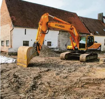  ?? Foto: Horst von Weitershau­sen ?? Vergangene Woche sind die Bauarbeite­n für die Parkplätze „Weite Gasse“in Höchstädt gestartet. Ein Projekt, das im Haushalt für dieses Jahr vorgesehen ist.