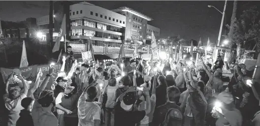  ??  ?? REUTERS de Luiz Inácio Lula Da Silva se acercaron hasta el edificio policial de Curitiba donde el mandatario brasileño se encuentra detenido. Los seguidores