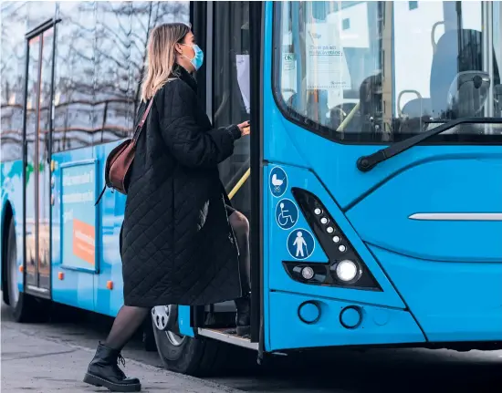  ?? BILD: SOFIE LAHTINEN CARLSSON ?? Från årsskiftet 2023 höjs biljettpri­serna hos Västtrafik. Enligt Ulrika Frick (MP), kollektivt­rafiknämnd­ens ordförande i regionen, har så gjorts i många år – men enligt henne är det inte hållbart i längden.