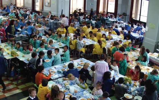  ?? (Fotogramma) ?? A tavola Nella foto la mensa di una scuola elementare milanese. Dal capoluogo all’hinterland i Comuni affrontano in modo diverso gli insoluti della refezione