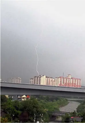  ?? ZA HARTONO Kuala Lumpur ?? 15km away from the thunderclo­ud even after the rain has stopped!