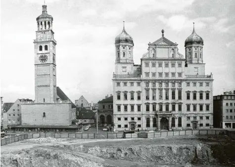  ?? Foto: Sammlung Häußler ?? So sah der Rathauspla­tz vor 60 Jahren aus. 1961 befand sich hier eine riesige Baugrube. 1962 begann die Auffüllung, 1963 folgte die Pflasterun­g.