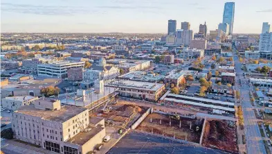  ?? [PHOTO BY DAVE MORRIS, THE OKLAHOMAN] ?? Lingo Constructi­on is set to anchor the four-story, glass-and-steel Monarch Building being built at 1133 N Robinson in Midtown.