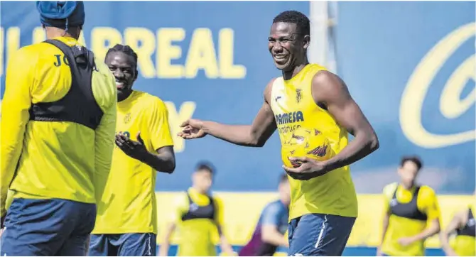  ?? Villarreal CF ?? Como buen caribeño, el colombiano Yerson Mosquera siempre muestra su lado más sonriente en los entrenamie­ntos en la Ciudad Deportiva José Manuel Llaneza.