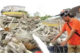  ?? IDHAM AMA/FAJAR ?? TINGGAL PUING: Reruntuhan rumah Haji Sabar di Mamuju kemarin.