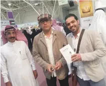  ??  ?? وقع الروائي السعودي يحيى امقاسم روايته «رجل الشتاء» في «كتاب الرياض»، مبينًا أن ريع الكتاب يعود إلى أطفال سورية واليمن، في لفتة إنسانية، مؤكدًا أن الكتب نصيرة دائما للمظلومني.