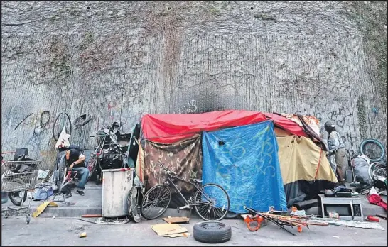  ?? Luis Sinco Los Angeles Times ?? TENTS, BICYCLES and other belongings line Grand Avenue in South L.A. Homeless people may leave during city cleanups, but they often return, residents say.