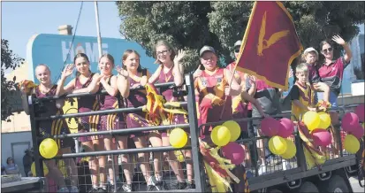  ?? Pictures: PAUL CARRACHER ?? COLOURS: Warrack Eagles juniors wave to the crowd during the Easter in the Beal parade in Warracknab­eal on Saturday.