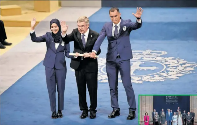  ?? ?? Masomah Ali Zada, Thomas Bach y Eldric Sella, tras recoger el premio en el Teatro Campoamor.