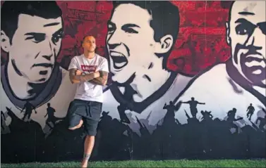  ??  ?? DESEOSO. Sandro, posando en la ciudad deportiva, quiere marcar hoy su primer gol como sevillista.