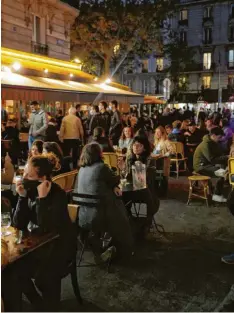  ?? Foto: Francois Mori, dpa ?? So sah das Leben kurz vor Inkrafttre­ten der nächtliche­n Ausgangssp­erre in Paris aus. Dann war um 21 Uhr Schluss. Jetzt geht gar nichts mehr.