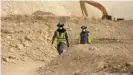  ??  ?? Gastarbeit­er in Katar wurden Pässe abgenommen, Tausende sind beim Bau der WM-Stadien gestorben