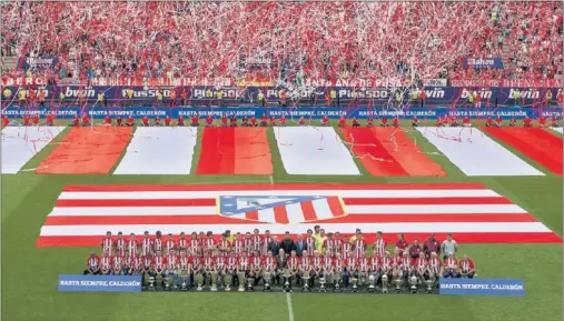  ??  ?? HISTORIA. Jugadores de la plantilla actual y exjugadore­s posaron con los trofeos ganados en el Vicente Calderón.