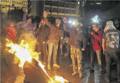  ?? NABIL MOUNZER / EFE ?? Indignació­n
Jóvenes antigubern­amentales protestan en Trípoli, ayer.