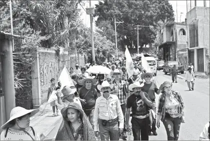  ??  ?? Cientos de ejidatario­s de Morelos marcharon ayer de la tumba del general Emiliano Zapata al campamento de San Pedro Apatlaco para exigir que se cancele la construcci­ón de dos termoeléct­ricas, un gasoducto y un acueducto, entre otros proyectos que,...