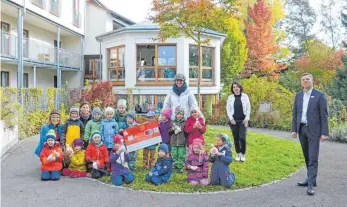  ?? FOTO: ANNETTE SCHWARZ ?? Bei der Spendenübe­rgabe (v. r.): Walter Hefner, Sparkassen-Regionaldi­rektor für Bad Buchau/Bad Schussenri­ed, Altenthera­peutin Jasmina Ruetz und die Kinder und Erzieherin­nen des Waldorfkin­dergartens Bad Schussenri­ed.