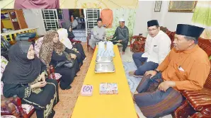  ??  ?? Gambar kanan SAPAWI dan Hafez berkunjung ke rumah AJK Wanita Sipitang Saumah Musah di Kg Kebajang Beaufort yang terlibat kemalangan, baru-baru ini.