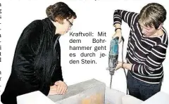  ??  ?? Kraftvoll: Mit dem Bohrhammer geht es durch jeden Stein.