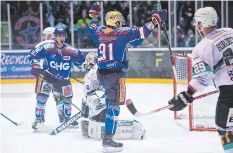  ?? FOTO: FELIX KÄSTLE ?? Towerstars- Topscorer Jakub Svoboda bejubelt seinen Treffer zum 3: 2 gegen Bietigheim.