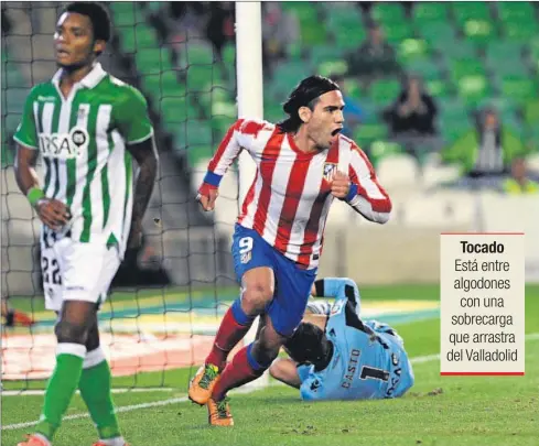  ??  ?? ALEGRÍA. Falcao celebra ante Nelson y el portero Casto en el suelo su primer gol ante el Betis, que signifi caba el 1- 1 en el marcador.