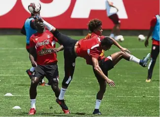  ??  ?? Flamboyant: Peru’s Paolo Hurtado (centre) attempts an acrobatic move in front of Yordi Reyna (right) and Luis Advincula at a training session in Lima on Monday ahead of their second-leg playoff against New Zealand today. — AP