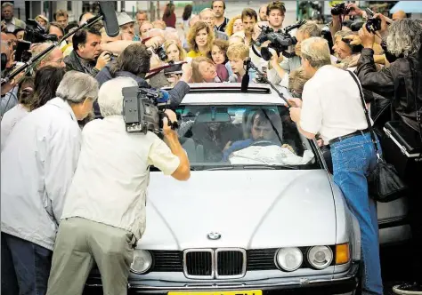  ?? BILD: DPA/MARTIN VALENTIN MENKE ?? Täuschend echt nachgestel­lt: In Köln umringen Fotografen und TV-Teams die Entführer.