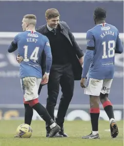  ??  ?? 0 Rangers boss Steven Gerrard with Ryan Kent and Glen Kamara