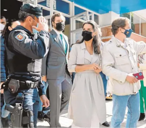  ?? GUILLERMO NAVARRO ?? Rocío Monasterio, ayer a la salida del colegio electoral del distrito de Chamartín donde votó