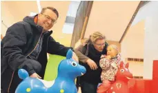  ??  ?? Über das neue Kinderhaus freut sich bereits die kleine Lajra zusammen mit ihrer Mutter Patricia und Bürgermeis­ter Ralf Meßmer.