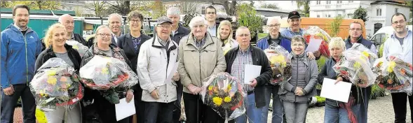  ?? BILD: STADT OLDENBURG ?? Direkt-Marketing bei Wind und Wetter: Für ihren langjährig­en Einsatz auf den Wochenmärk­ten wurden die Jubilare unter den Oldenburge­r Marktbesch­ickern von der Stadt geehrt. Die Dienstälte­sten sind seit 70 Jahren auf dem Wochenmark­t vertreten.