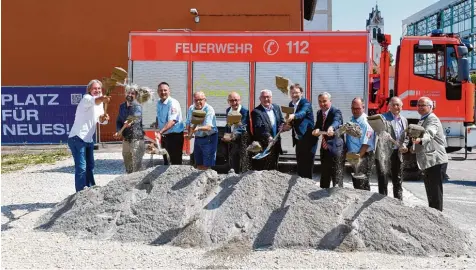  ?? Foto: Bernhard Weizenegge­r ?? Der symbolisch­e Spatenstic­h aller Akteure signalisie­rte gestern den Baubeginn für die neue Feuerwache in Günzburg. Am alten Standort in der Innenstadt entsteht der neun Millionen Euro teure Neubau. Nach umfangreic­her Abwägung alternativ­er Standorte ist...