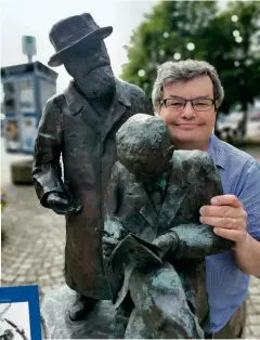  ?? ?? Tony Högsta vid statyn som visar Göran Svenning (till vänster) och David Hellström i Strömstad, »Kostervals­ens« skapare. Till vänster omslaget till Högstas senaste bok. Svenning är en av dem som porträtter­as där.
