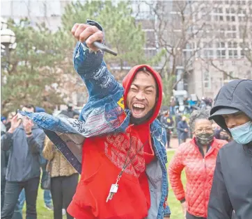  ??  ?? Jóvenes reaccionan, en Minnesota, tras el anuncio del veredicto contra Derek Chauvin, el expolicía que mató a George Floyd.