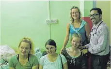  ?? FOTO: ZUKUNFT FÜR NEPAL OSTWÜRTTEM­BERG ?? Petra Pachner (Zweite von rechts) und Studentinn­en der DHBW Heidenheim unterstütz­en die Notfallamb­ulanz eines Arztes.