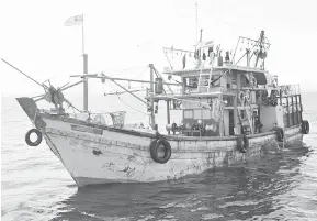  ?? ?? DITAHAN: Bot nelayan yang ditahan Maritim Malaysia.