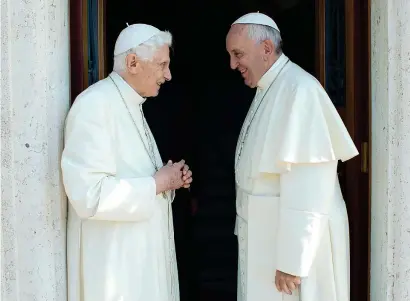  ??  ?? La visita di papa Francesco, a destra, nella residenza del papa emerito Benedetto XVI per salutarlo e augurargli buona permanenza a Castelgand­olfo