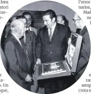  ?? El Periódico ?? El president Agustí Montal li entrega una placa a Francisco Franco el 1971.