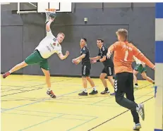  ?? RP-FOTO: NIPKO ?? Joel Kittelberg­er (l.) erhöht in dieser Spielszene gegen den TV 1848 Mönchengla­dbach auf 5:2 für den HSV Wegberg.