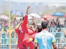  ??  ?? Mario Lanza anotó para Valencia Beach el primer gol del torneo.