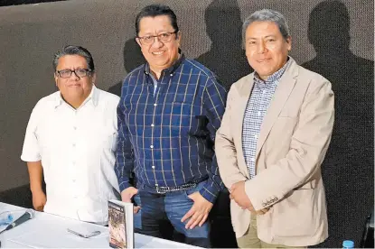  ??  ?? Jesús Alejo Santiago, Alfredo Campos Villeda, coordinado­r de la obra, y Ariel González Jiménez.