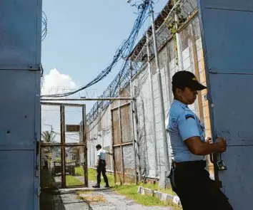  ?? Foto: Made Nagi, dpa ?? Hans‰Peter Naumann lebte im Raum Augsburg, ehe er nach Thailand zog – und in Indonesien wegen Drogenschm­uggels fast hin‰ gerichtet worden wäre. Nun sitzt er in Haft im Kerobokan‰Gefängnis.