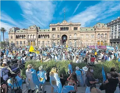  ??  ?? En fotos 1. Plaza Mayo fue el epicentro de las protestas en Capital Federal. 2. Manifestan­tes opositores colocaron bolsas de plástico que simulaban cadáveres frente a la Casa Rosada; los bultos tenían los nombres de dirigentes cercanos al Gobierno, entre ellos, Estela de Carlotto. 3. Tensión en la quinta presidenci­al de Olivos, cuando estuvieron frente a frente manifestan­tes opositores y militantes de La Cámpora y de gremios que fueron a apoyar al Presidente.