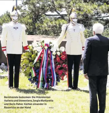  ?? IMAGO ?? Berührende Gedenken: Die Präsidente­n Italiens und Sloweniens, Sergio Mattarella und Boris Pahor, hielten einander in Basovizza an der Hand