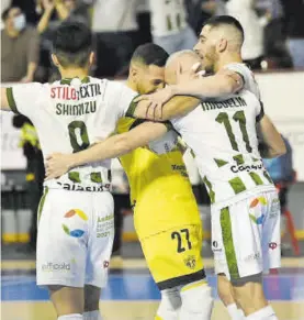  ?? CHENCHO MARTÍNEZ ?? Jugadores del Córdoba Futsal celebran un gol ante el Viña Albali Valdepeñas.